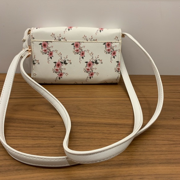 Guess Crossbody - Picture 3 of 3
